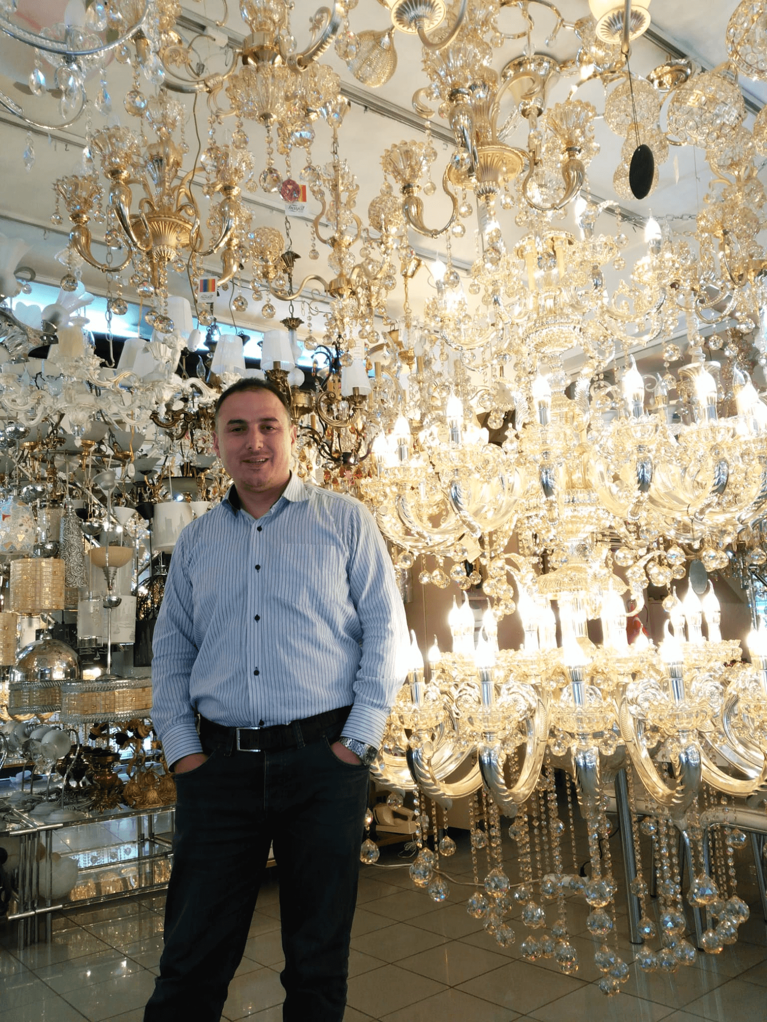 Anıl Avize showroom içinde kristal avize çeşitleri