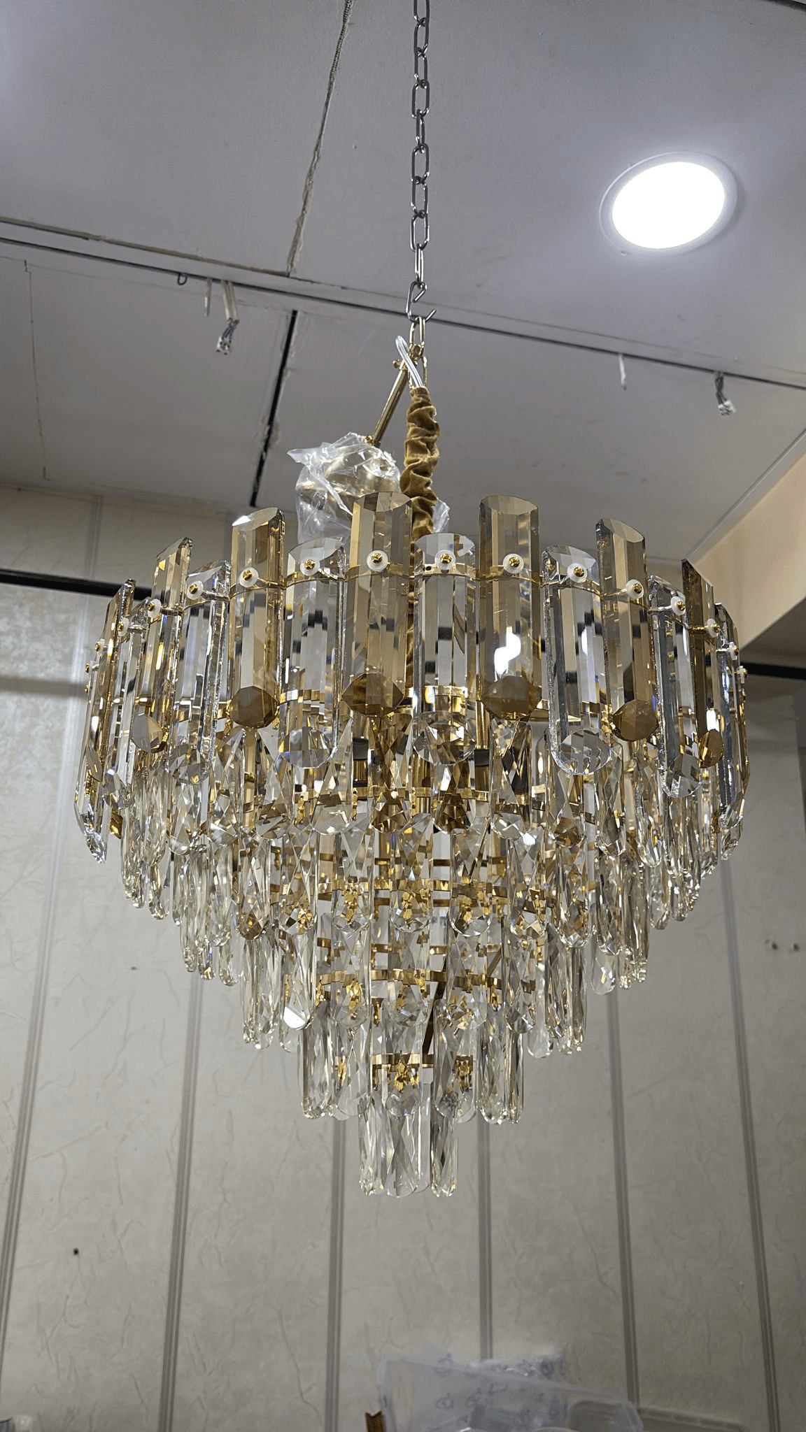 Gold detaylı kristal avize yakın plan