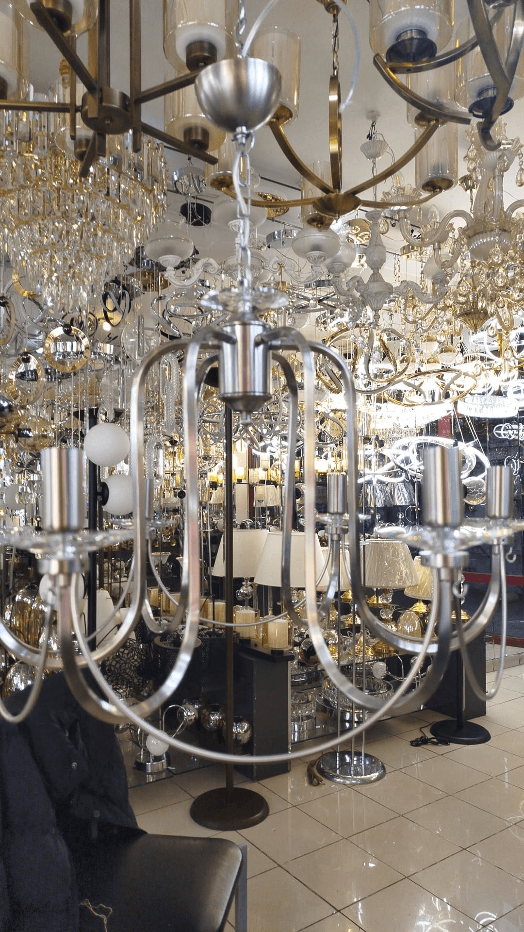 Showroom içinde farklı avize modelleri